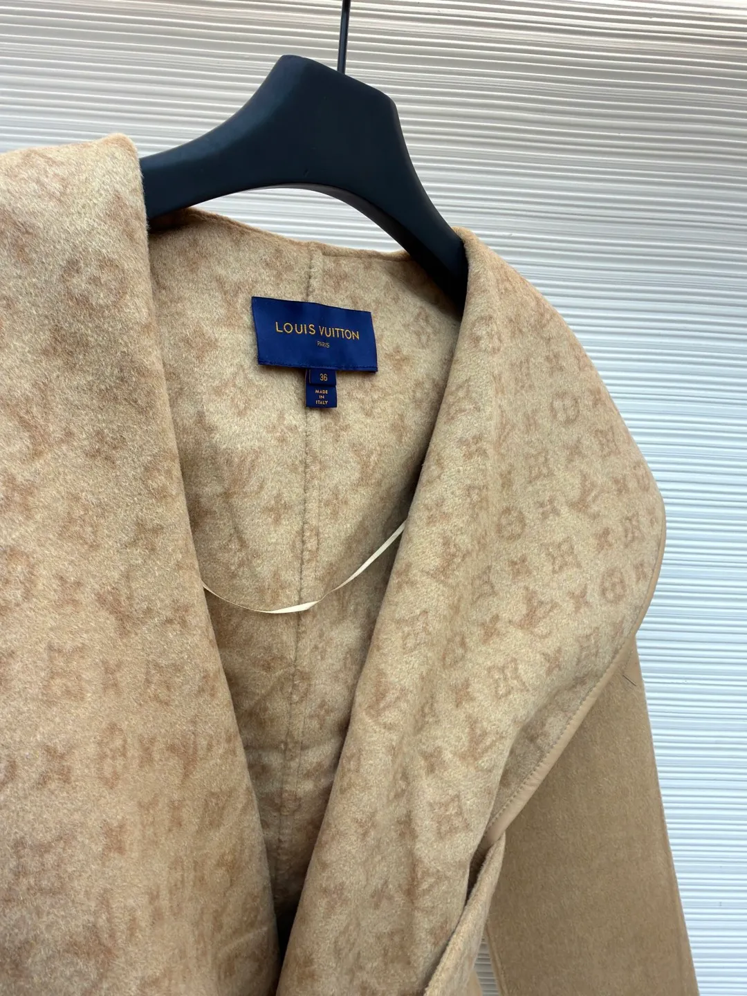 LOUIS VUITTON Wool lace-up wrap hooded coat (short style) ●Item number: 1682300-I45 ●Fabric: wool fabric ●Technology: jacquard production ●Color: khaki ●Version: loose fit ●Weight: about 1320 grams ●Size: 34-36-38-40 ●Description: This presbyopic wool coat is made of double-sided blended wool fabric imported from Italy. The main part is made of high-density matte black wool, which has been pre-shrunk and steam-set to ensure that the fabric is stiff and not easily deformed. The large lapel and belt areas use jacquard weaving technology to present the classic presbyopic pattern as a three-dimensional texture. The pattern is digitally positioned and plated to ensure that the texture is symmetrical and clear. The body of the garment is unlined and double-sided sewn to reduce the weight of the garment while improving skin-friendliness. The cuffs and hem are hand-stitched to reveal exquisite details. The waist is customized with a wide belt of the same fabric, with an adjustable buckle design with invisible stitching, allowing the silhouette to be freely adjusted; the neckline adopts a double-layer composite structure, combined with the fixation process of hand-made arch stitches, to make the large lapels more three-dimensional. Every splicing follows the precision sewing standard of 1cm/8 stitches, perfectly integrating craftsmanship and design aesthetics. The overall wiring is straight and delicate, the fabric is comfortable and soft, and the color is consistent without color difference. It can be matched with the same style to create a fashionable look and control various occasions. Customized accessories, complete with three standards, same style for men and women!
